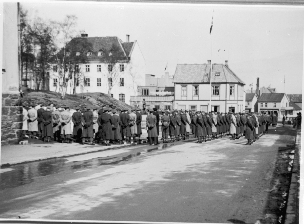 Kransenedleggelse ved statuen av Carl Gustav Fleischer. Oppstilte militære og publikum foran.