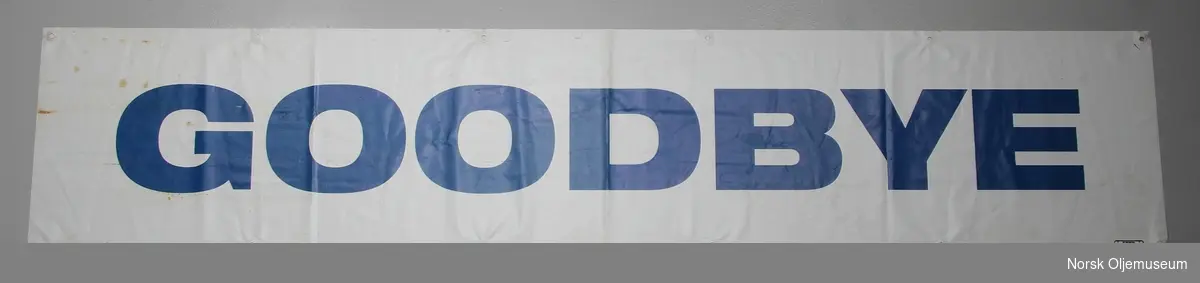 Banner som hang på helidekket til boligplattformen Frigg QP i forbindelse med nedstengingen av Friggfeltet.
