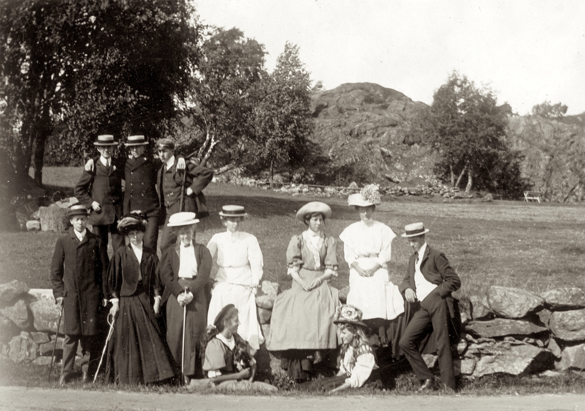 Uppklädda sommargäster från Göteborg som hyrde vid Livered 1:15 "Majas" cirka 1910. Personerna (namnuppgifter saknas) befinner sig vid en gärdesgård vid nuvarande Streteredsvägen 47 - 49.