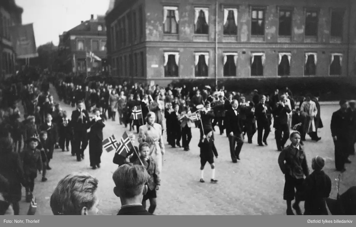 Frigjøringsdagene i Halden i mai 1945, etter andre verdenskrig. Parade, barn med flagg.