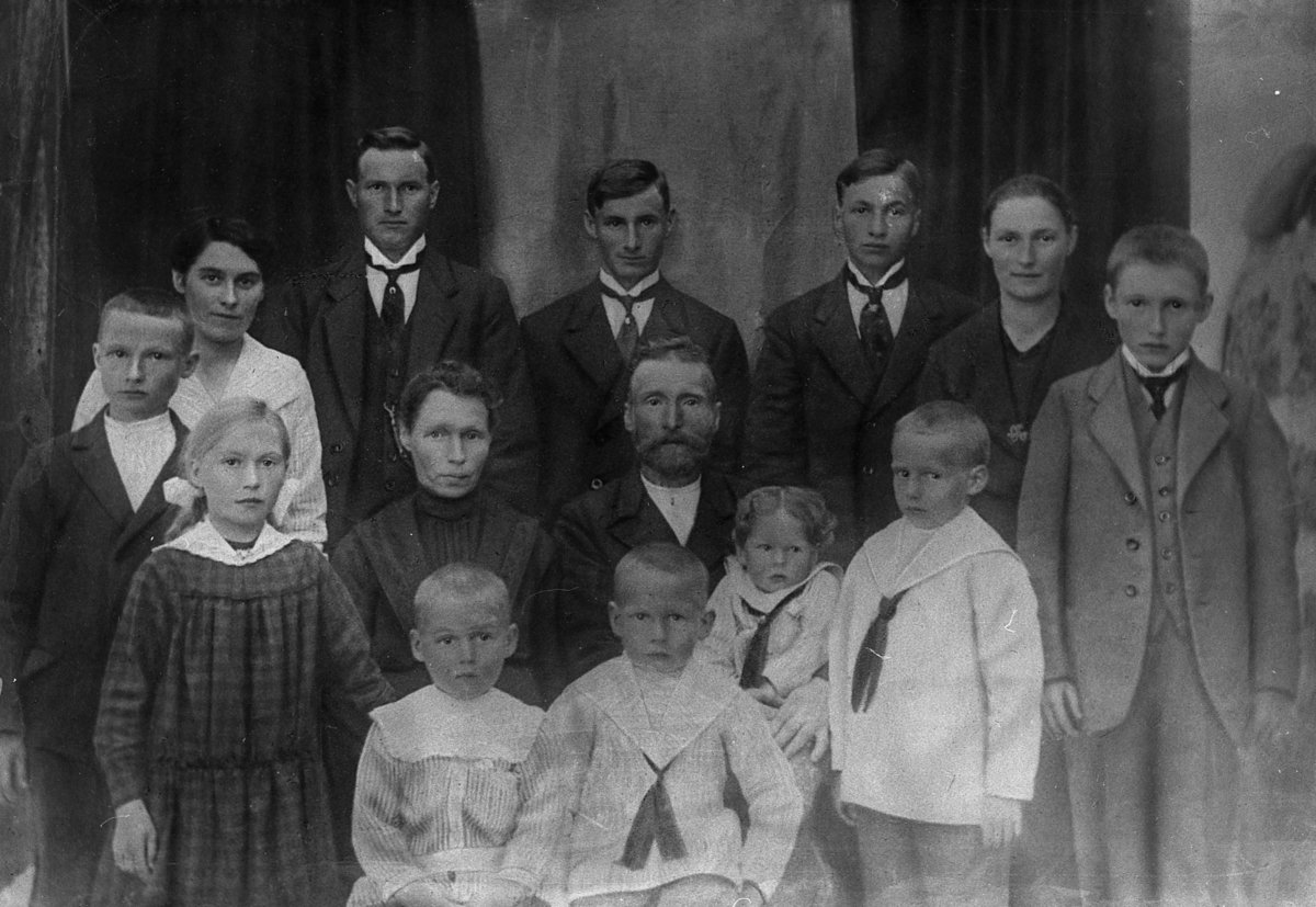 Familien Karoline og Oluf Hansen, Buvik i Senja. 1919. - Midt-Troms ...