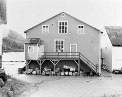 Bygninger i fiskeværet Nusfjord. Fiskebruk, kortveggen imot.