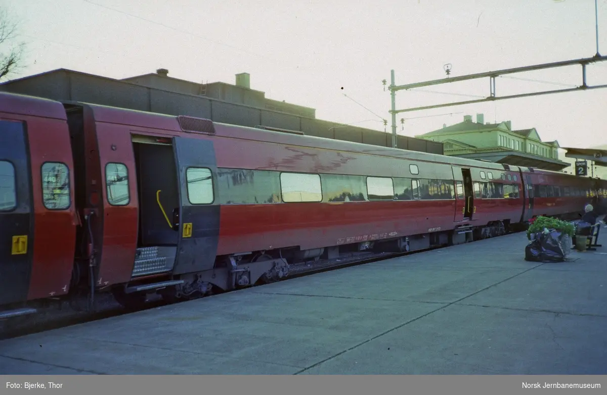 Personvogn litra BF7 nr. 21772 i ekspresstog 41 Oslo-Trondheim på Trondheim stasjon