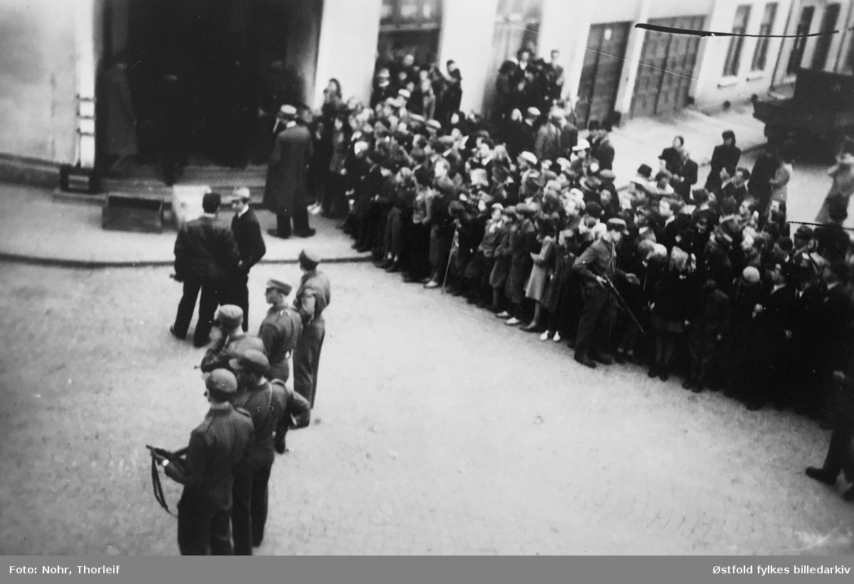 Frigjøringsdagene i Halden i mai 1945, etter andre verdenskrig. Grensepolitiets (Grepo) kontorer i Telegrafgården blir besatt 9. mai av en milorggruppe.