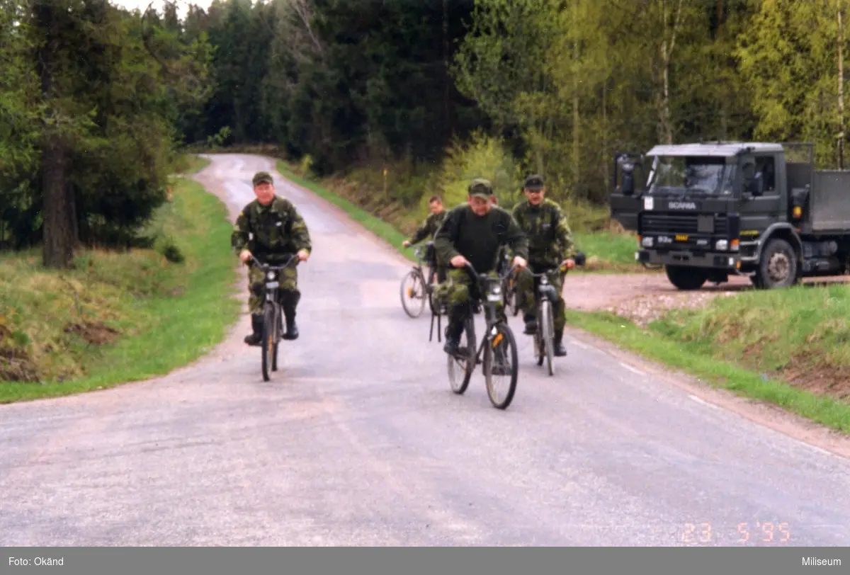 Officersprov, cykling 9 mil. Följebil Scania Lastbil 93M.