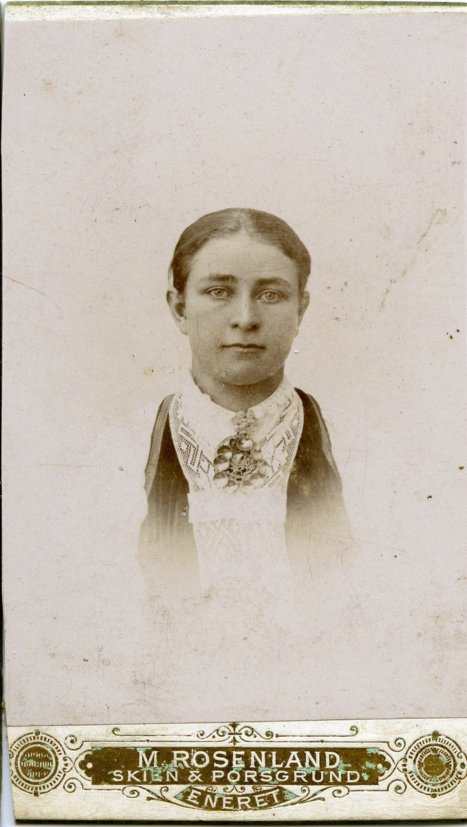 Visittkortfoto av ung kvinne