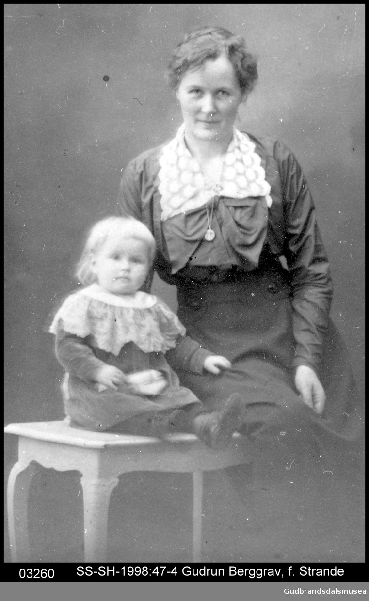 Gudrun Berggrav F. Strande og datteren Kirsten.