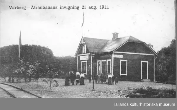 Vykort, "Varberg-Ätranbanans invigning 21 aug 1911. Silvergärde station." Dateringen är något märklig för enligt andra uppgifter skedde invigningen för denna del av järnvägslinjen den 22 juli detta år. En liten skara personer står vid stationen och några späda träd har planterats intill rälsen.

Vykortsförlag Bia Dahlberg, Falkenberg