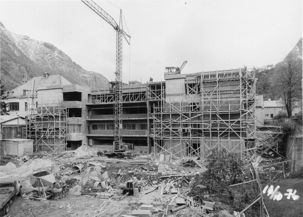Bygginga av Odda sjukeheim i 1975-1976. 