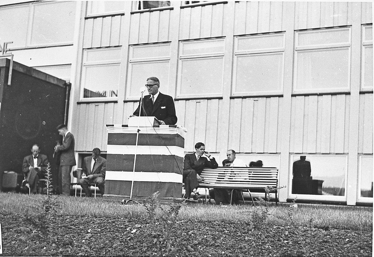 Fylkesmann Arnold Gerhard Dybsjord taler, ved overleveringen av kommunehuset i Prestfoss i 1957.