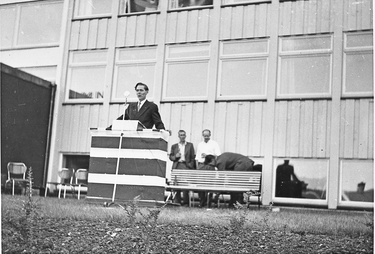 Ole A. Strand, som ordnet rekkefølge på talerne. Fra innvielsen av kommunehuset i Prestfoss i 1957.