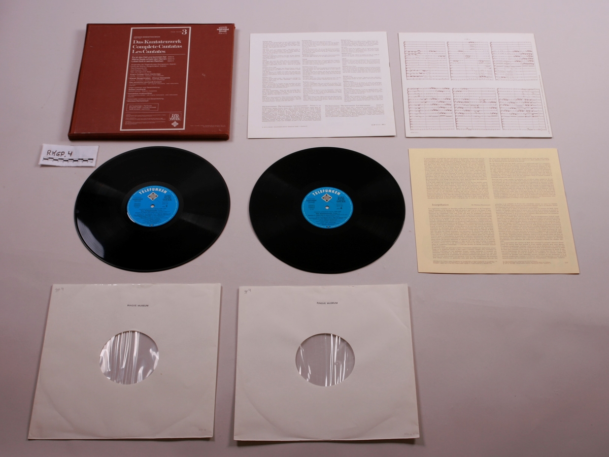 Grammofonplater i svart vinyl og plateboks i papp. Notehefte og to informasjonshefter.
