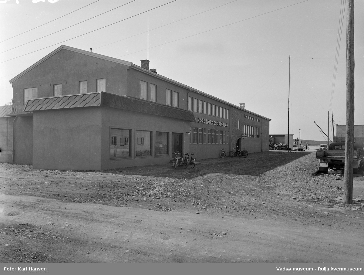 Nord-Norges Salgslag i Vadsø. Bildet er tatt 25. juli i 1958 og er tatt mot sørøst.