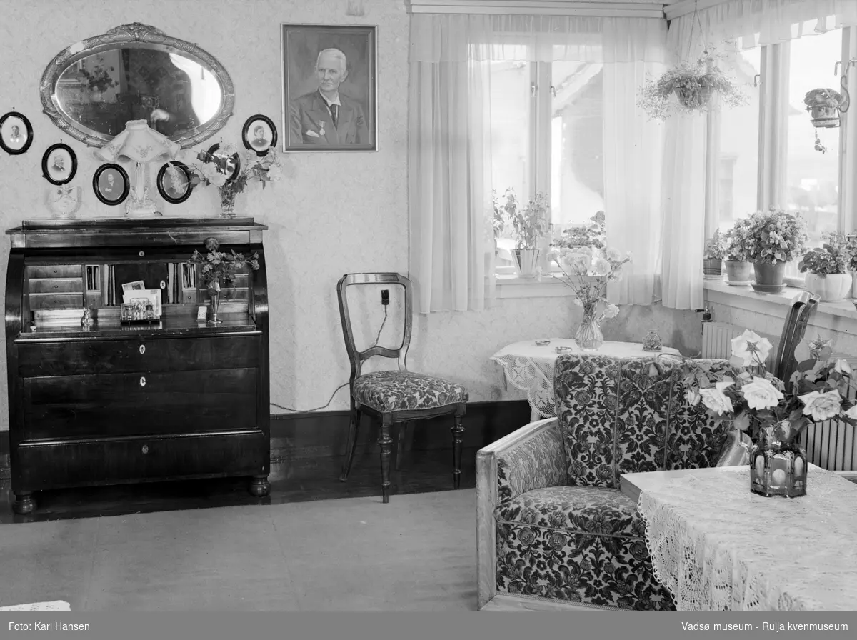 Interiør i privat bolig, antatt boligen til doktor Bjarne Skogsholm (1892-1978) i Oscarsg. 31, Vadsø.
