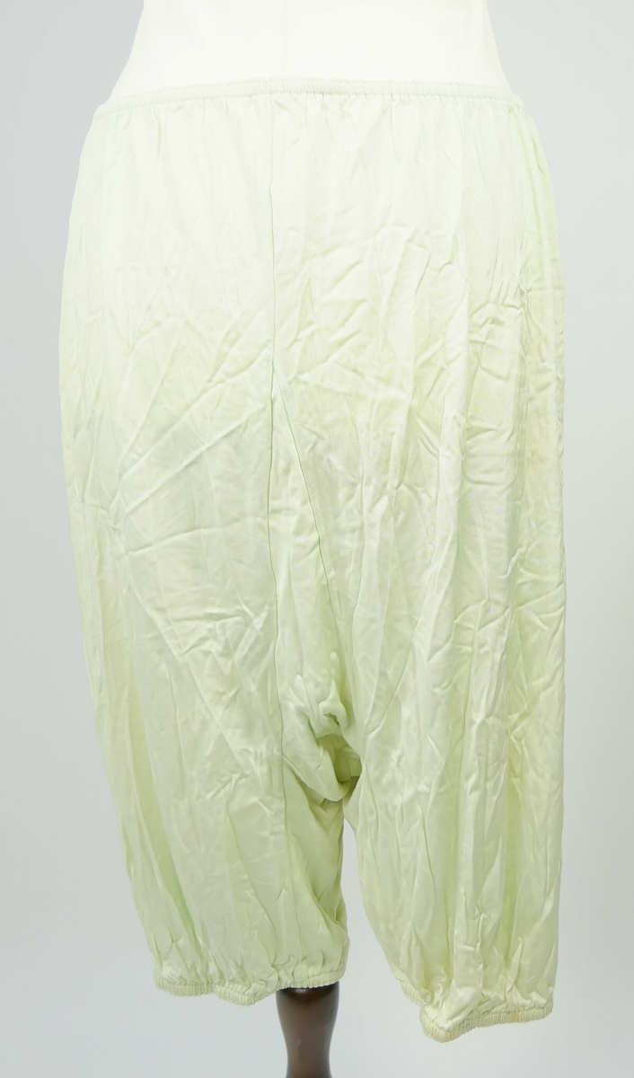 Grønn lårlang underbukse med strikk i livet og rundt hvert ben. 