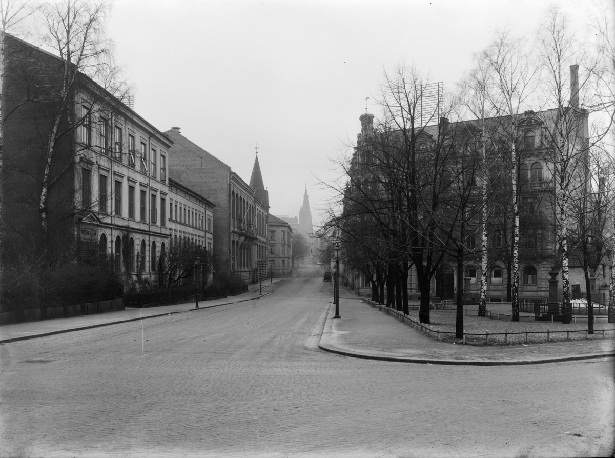 Gateparti ved St. Olavsgate og Halfdan Kjerulfs plass. Til venstre sees skilt med påskriften "Forsikringsselskapet Norske Atlas".