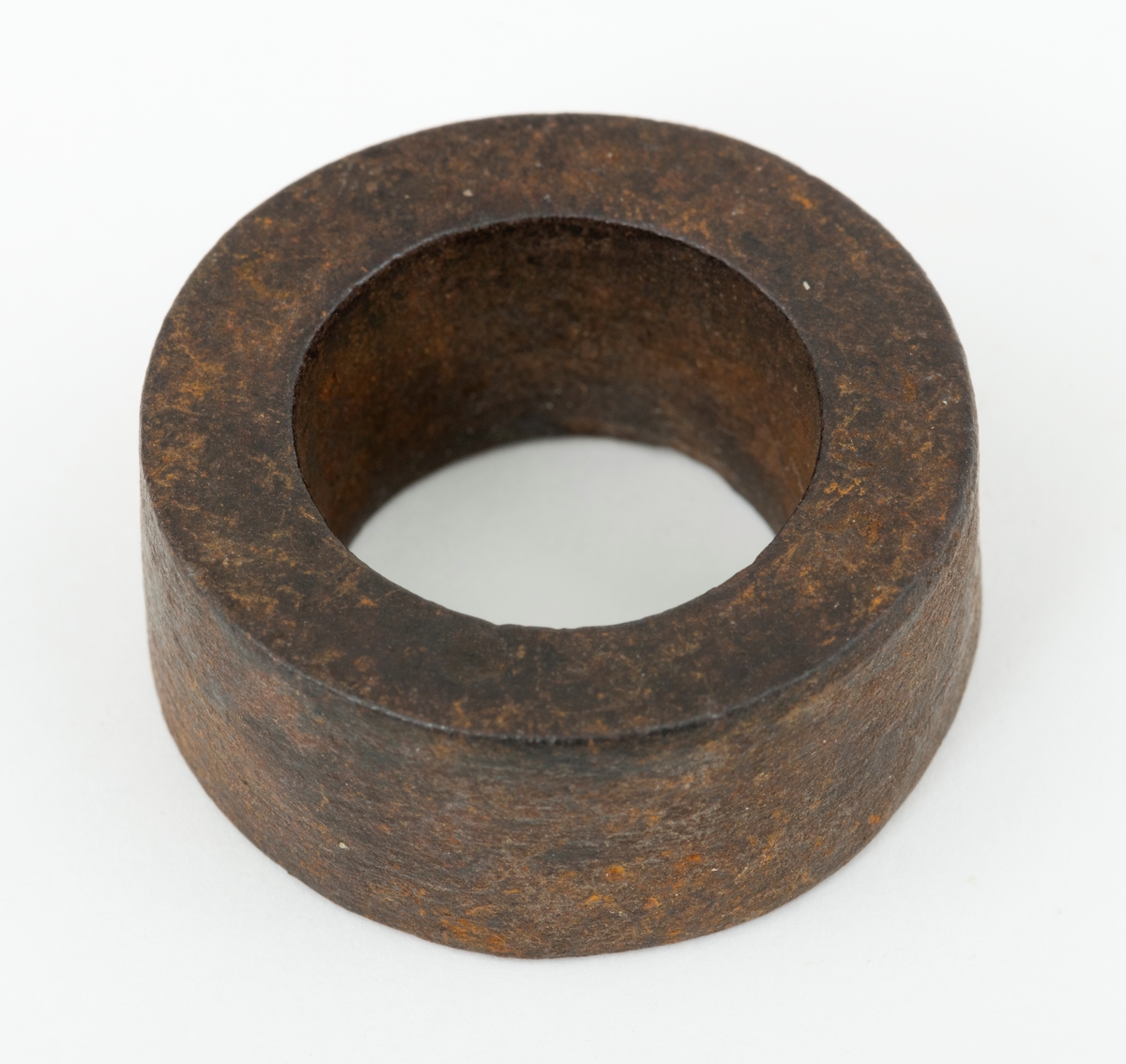 Skive – en jernring, brukt som mellomlegg ved et sammenføyingspunkt på et redskap eller en teknisk installasjon. Skiva eller ringen har en utvendig diameter på 3,5 centimeter. Den innvendige diameteren er 2,1 centimeter. Skiva er drøyt 1,4 centimeter tjukk. Den veier 59 gram.
