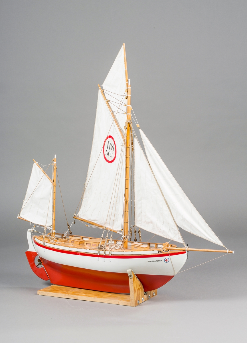 Modell av redningskøyta Colin Archer RS No 1, samt beskrivelse og tegninger over originalbåten.
Fotografier av originalbåt og modellbåt er scannet og lagt inn i primus.
