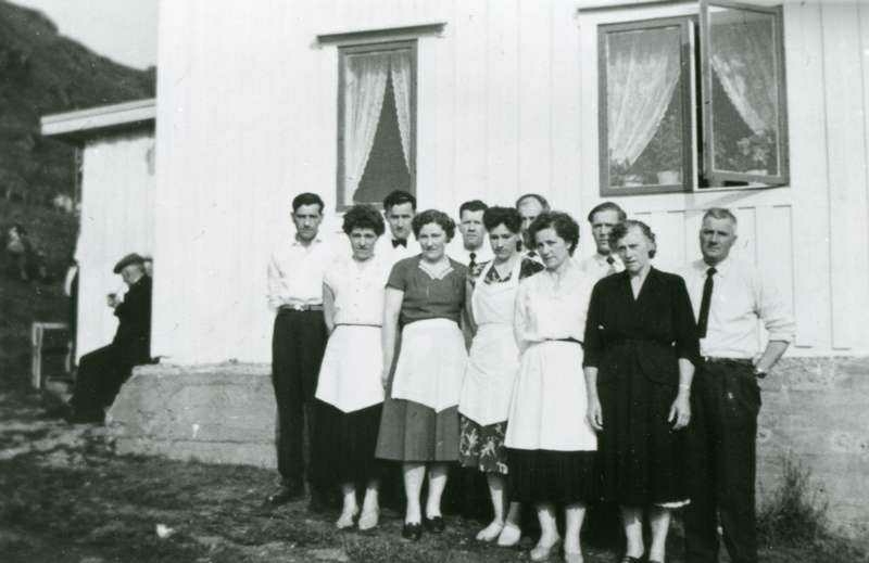 Elleve av de 13 voksne barna til ekteparet Nils Johan Antonsen (1880-1958) og Olga Marie Davidsen (1892-1960) fotografert utenfor familiehjemmet på Dyrøy.