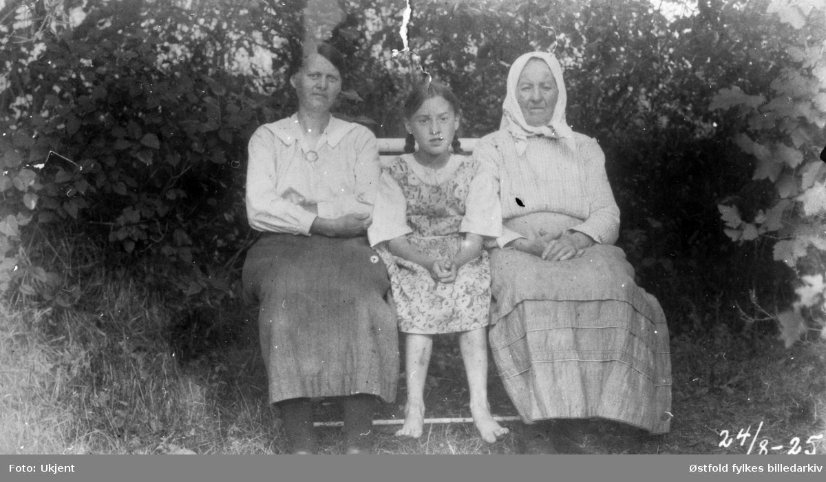 Tre damer i hagen på Løvås i Varteig fotografert den 24. august 1925. Fra venstre: Kristine Brende, Aslaug Brende (g. Brodal) og Anne Brende. Anne var mor til Kristine, og Aslaug var sønnedatter til Anne.