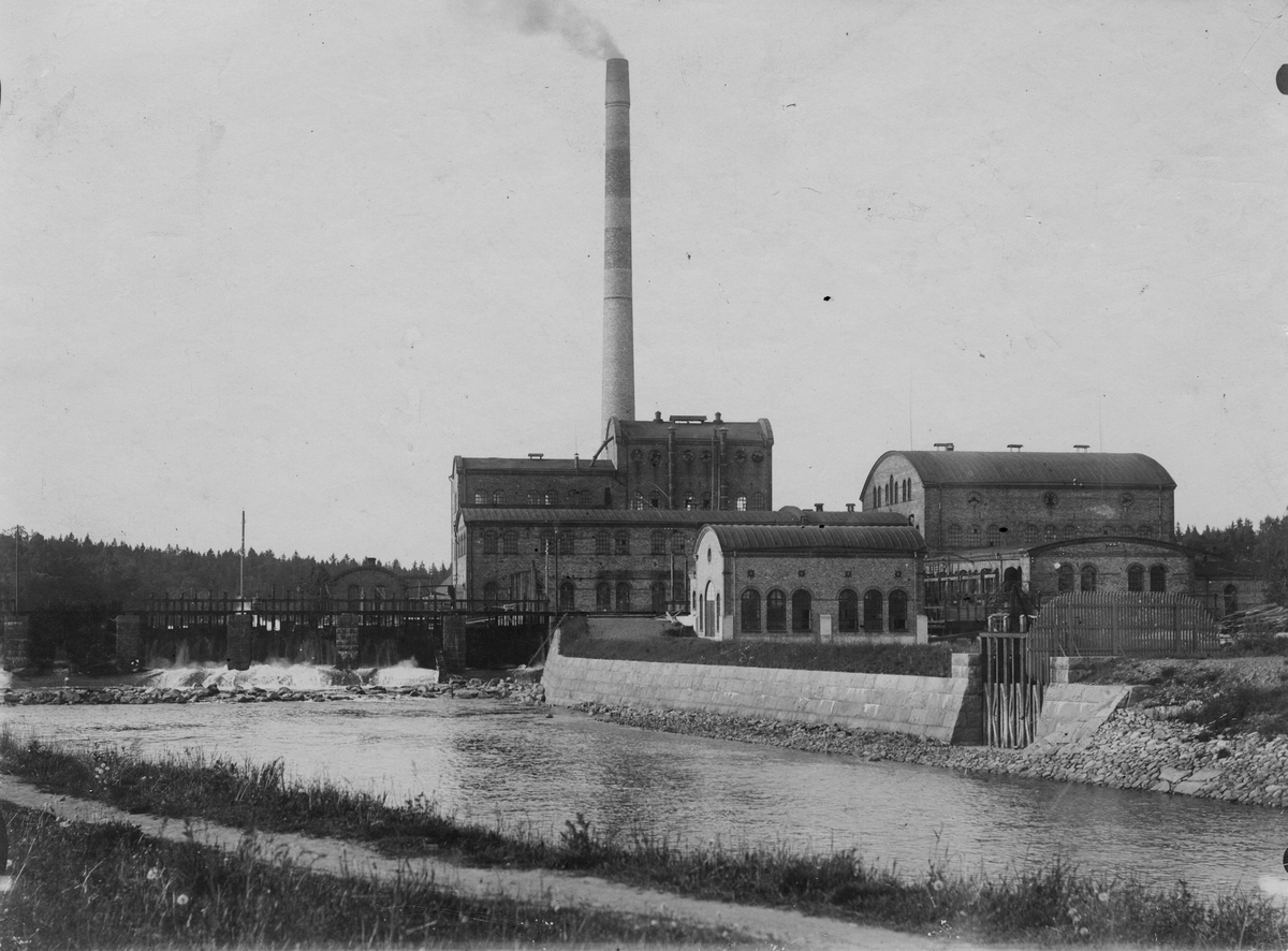 Strömsnäs pappersbruk. Utsikt mot forsen och pappersbruket 1918. Foto taget för Litografiska AB Stockholm.