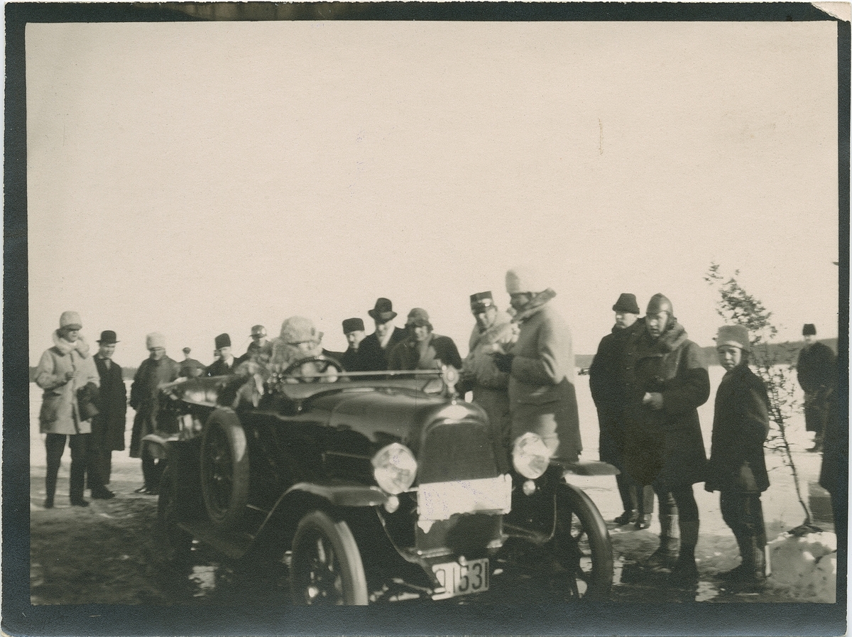 Biltävling på is i Sverige.
Fotografi från John Neréns motorhistoriska samling.