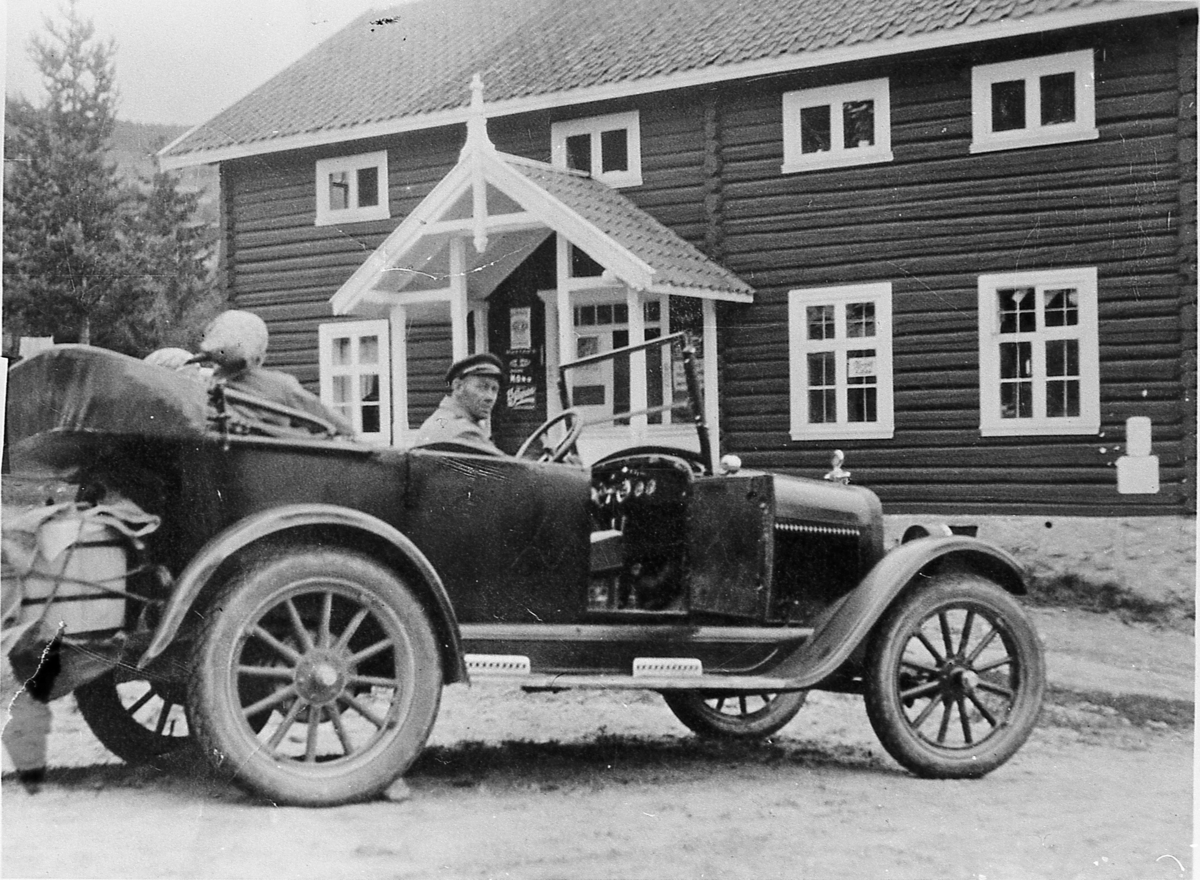 På multetur i åpen bil. Foran handelslaget i Eggedal. Ca. 1925.
