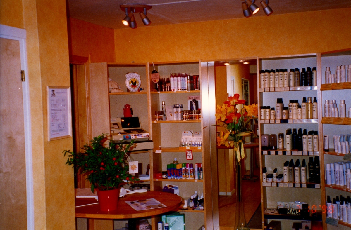 Hyllor med hårvårdsprodukter. Interiör i salongen Hårmakarna på Våmmedalsvägen 10 i Kållered, 1990-tal. Ägare var Leif och Lena Westerberg.