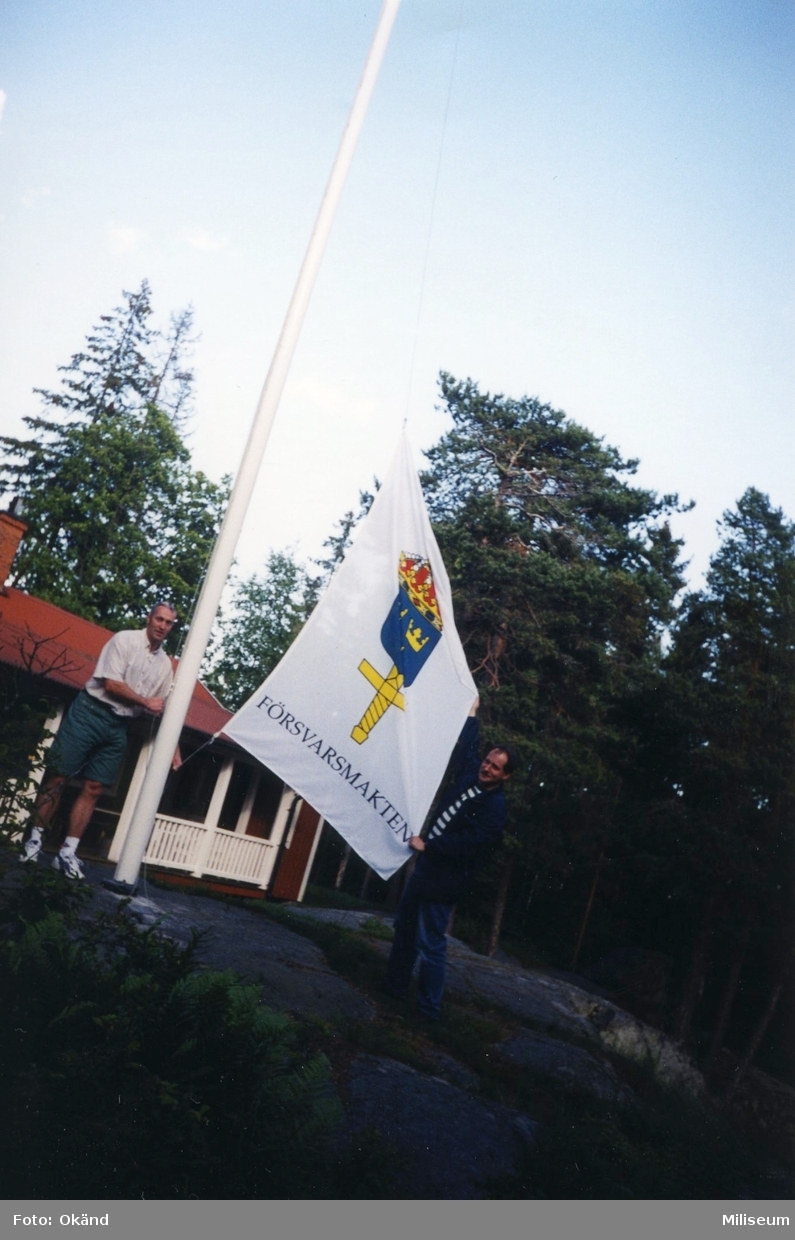 Försvarsmaktensflagga. Per Sandgren, I 12 till vänster.
