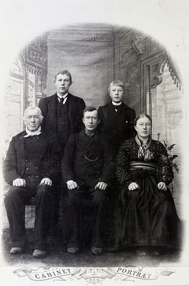 Foran: Knut H. Verpe (fødd Tveiten), Jørund Verpe og kona Ingrid. Bak: sonene deira  - Hans J. (ordfører i Bø) og Halvor J. Verpe