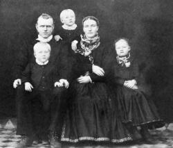 Gunhild og Halvor Hellekås med tre barn, f.v Olav, Kari (bak