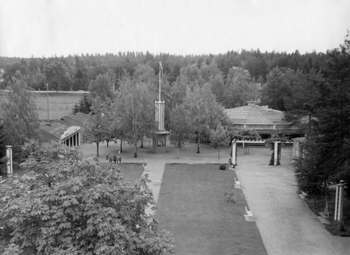 Parken i Folkets Park i Linköping. I bakgrunden ser man en dansbana och till vänster teatern.