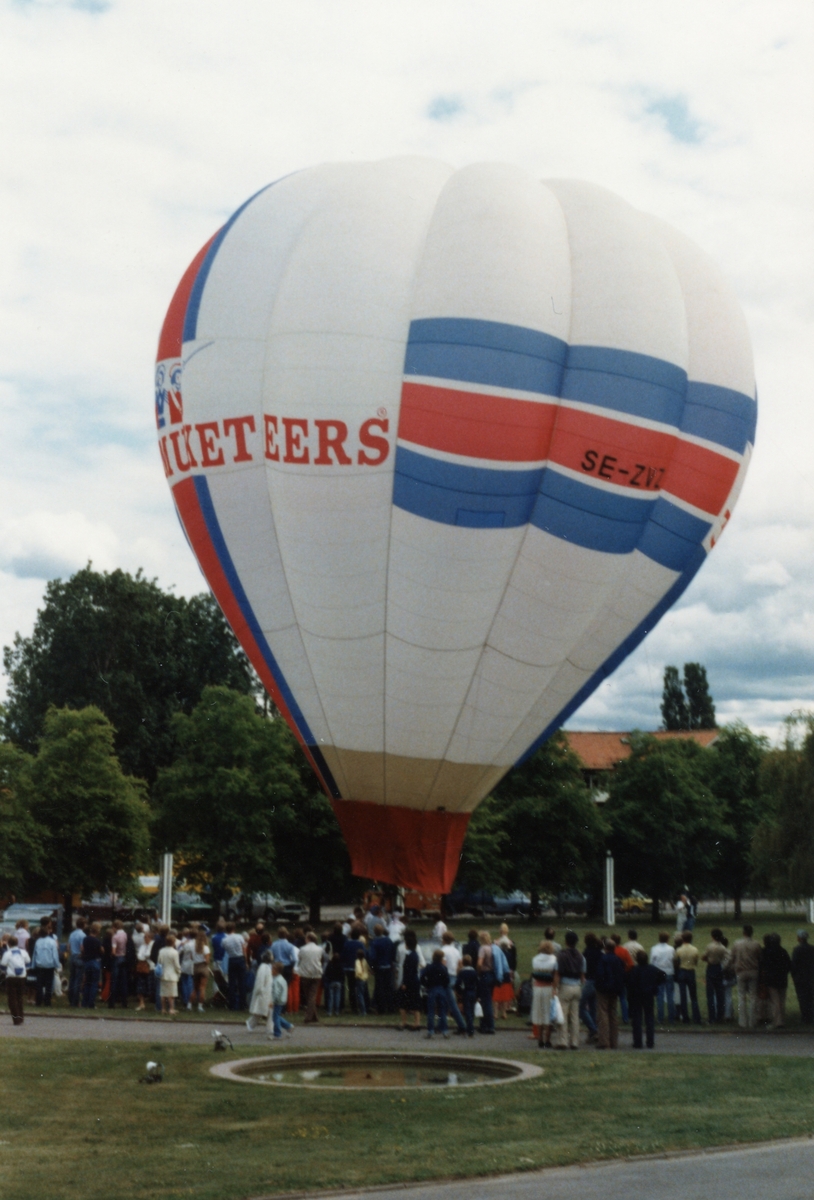 Folkets Park i Linköping. En luftballong är påväg att lyfta. Troligtvis taget under cykeltävlingen Postgirot Open 1987.
