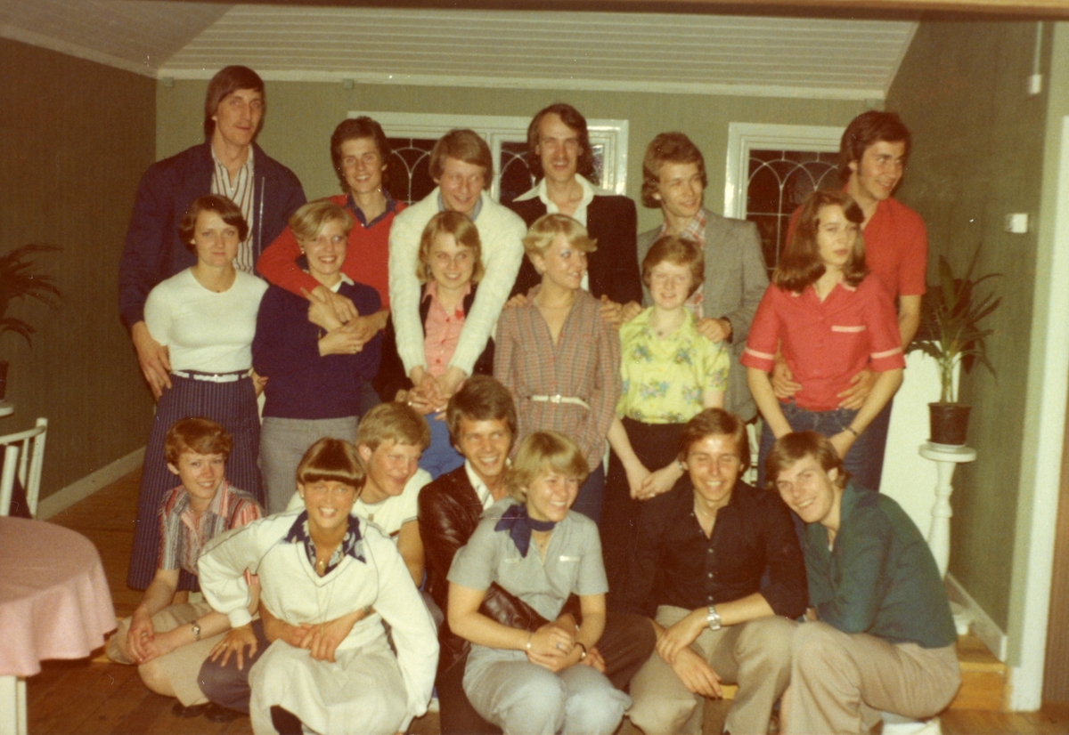 En gruppbild på 19 unga personer. Förmodligen en buggklubb som startades i Folkets Park på 1970-talet.
