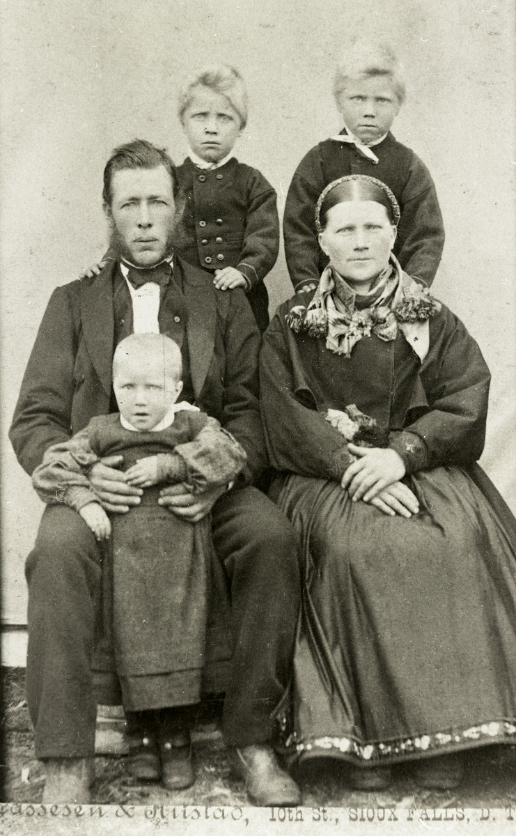 Gunhild og Gunnar Roheim med barna Eivind, Jens og Borgar. 