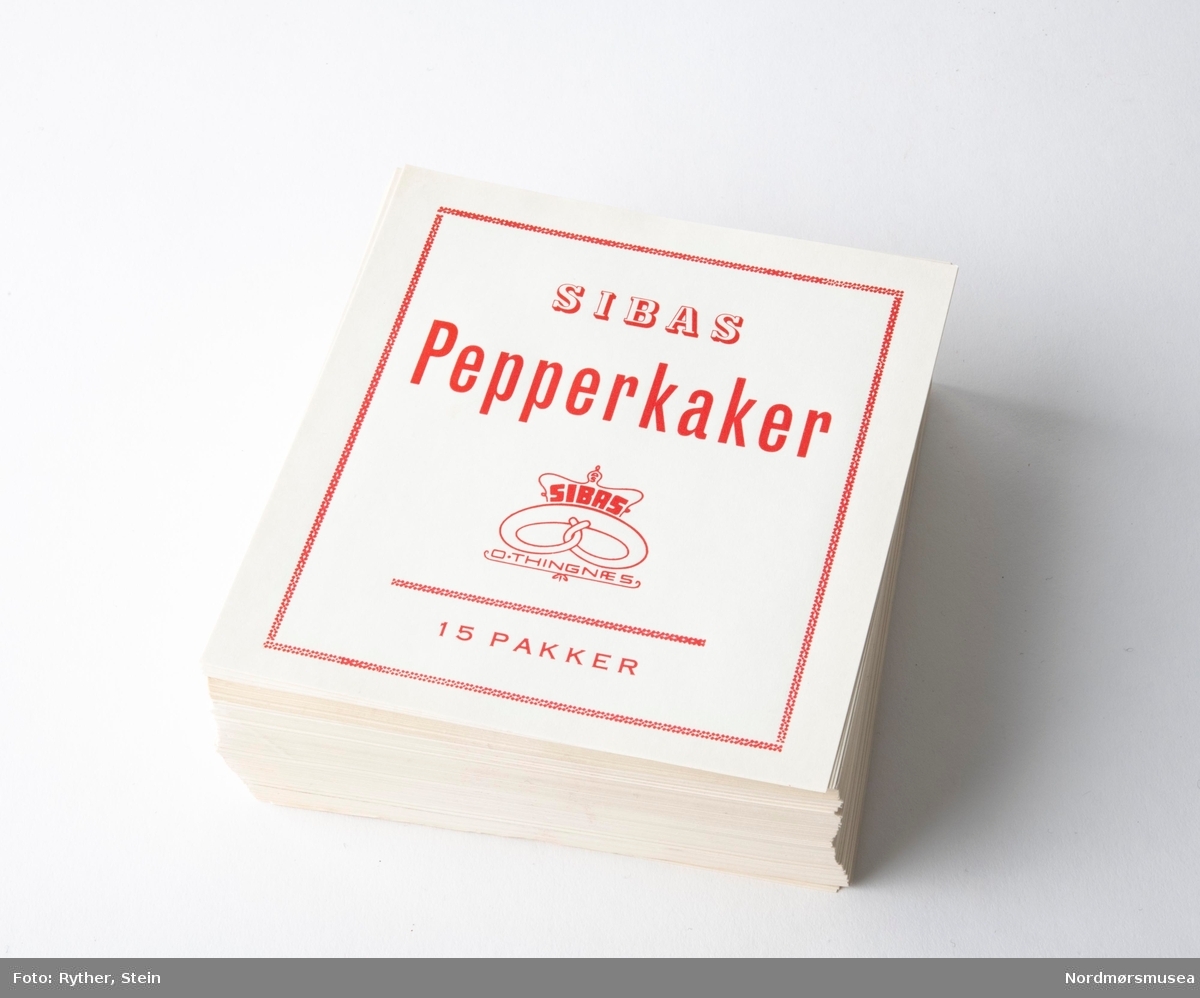 Etiketter til kasser med 15 pakker pepperkaker. Hel bunke.
