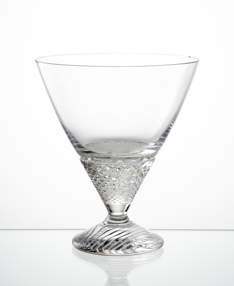 Design: Ingeborg Lundin.
Champagneskål, konisk kupa med diamantslipning på nedre delen. Skärslipade parallella ränder på fotens undersida.