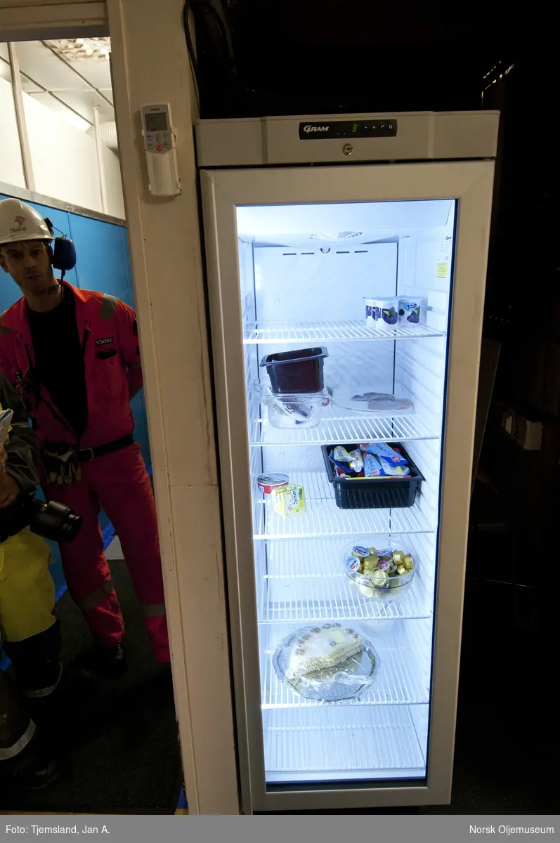 Kjøleskap med matvarer og pålegg i pauserom på Statfjord A.