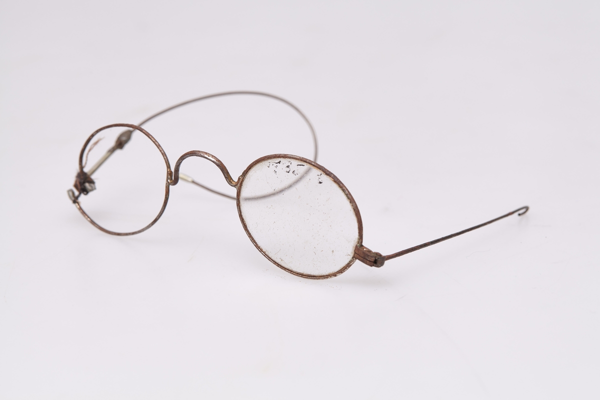 Briller (a) og brilleetui (b), en del.