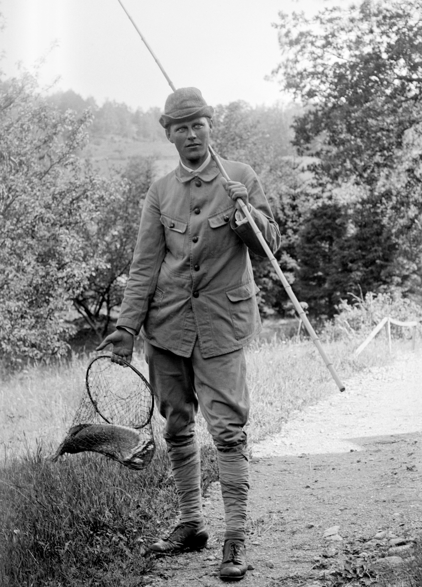 En präktig gädda blev det för Sigurd Hallin denna soliga sommardag 1918. Här är han precis hemkommen till morbrodern Emil Durling i Strömmen som passar på att föreviga tillfället.