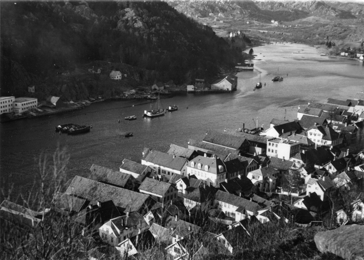 Utsikt mot Indre havn, Vågen, Eie og Rauhedlå. Egersund, 18. april 1941.