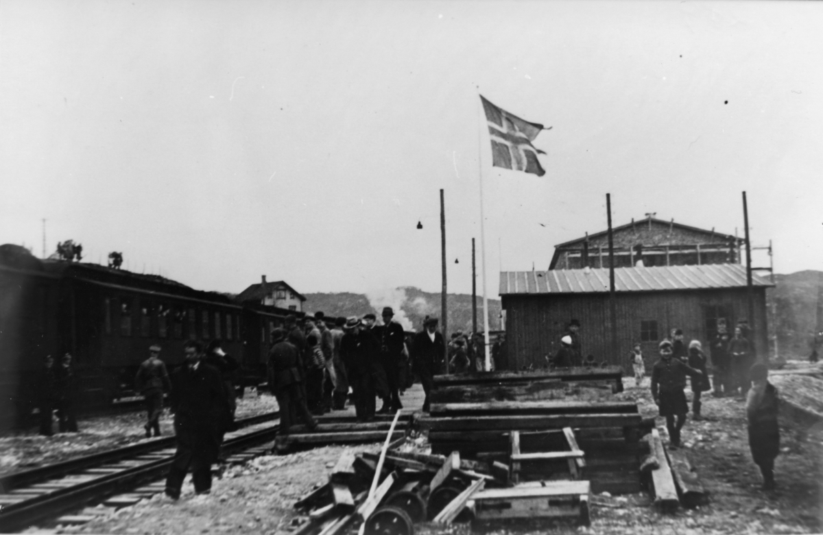 Egersund Jernbanestasjon, 1. mai 1944. Første ordinære rutetog på Sørlandsbanen.