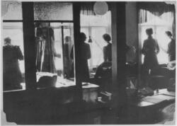 Fayancefabrikkens kontor, ca. 1950. Hva skjer utenfor på "Pl