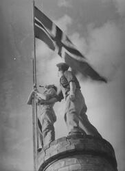 Flaggheising på Eiefabrikken, 8. mai 1945.