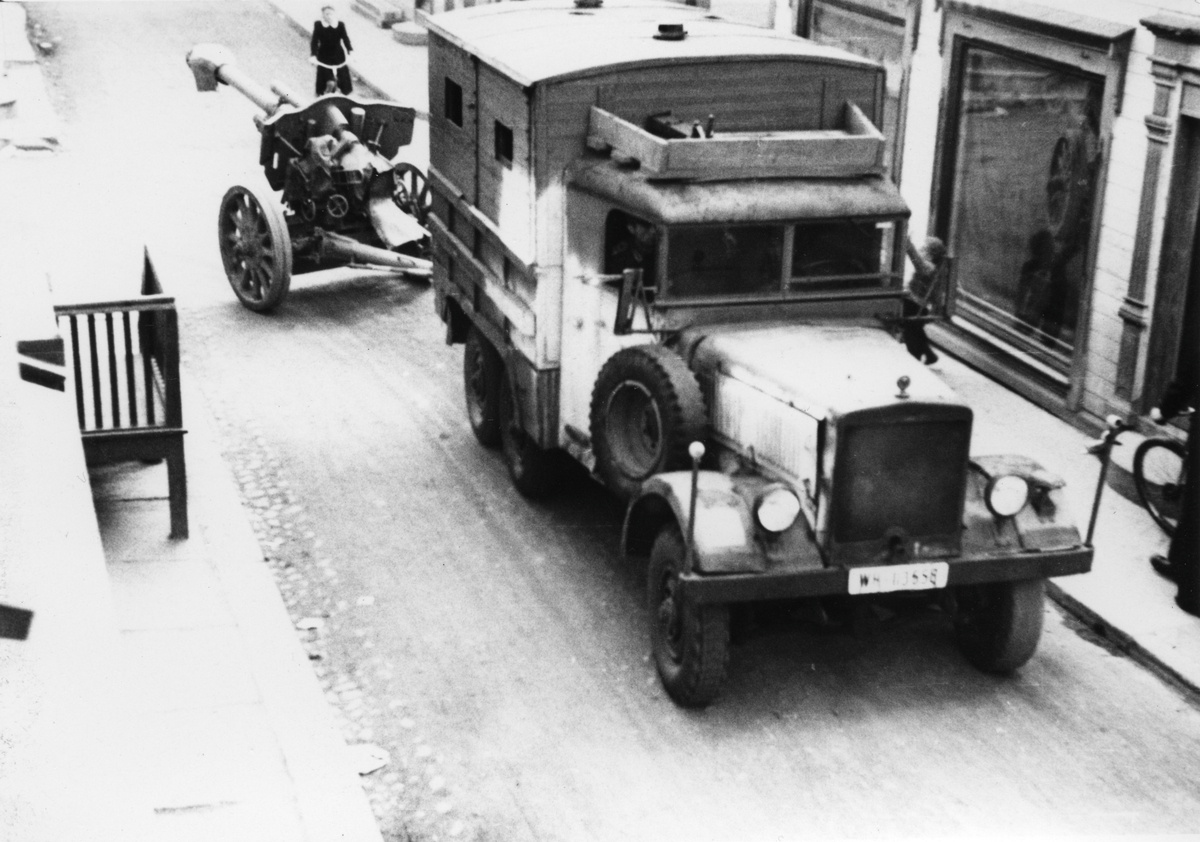 Tysk transport i Elvegaten, april 1945.