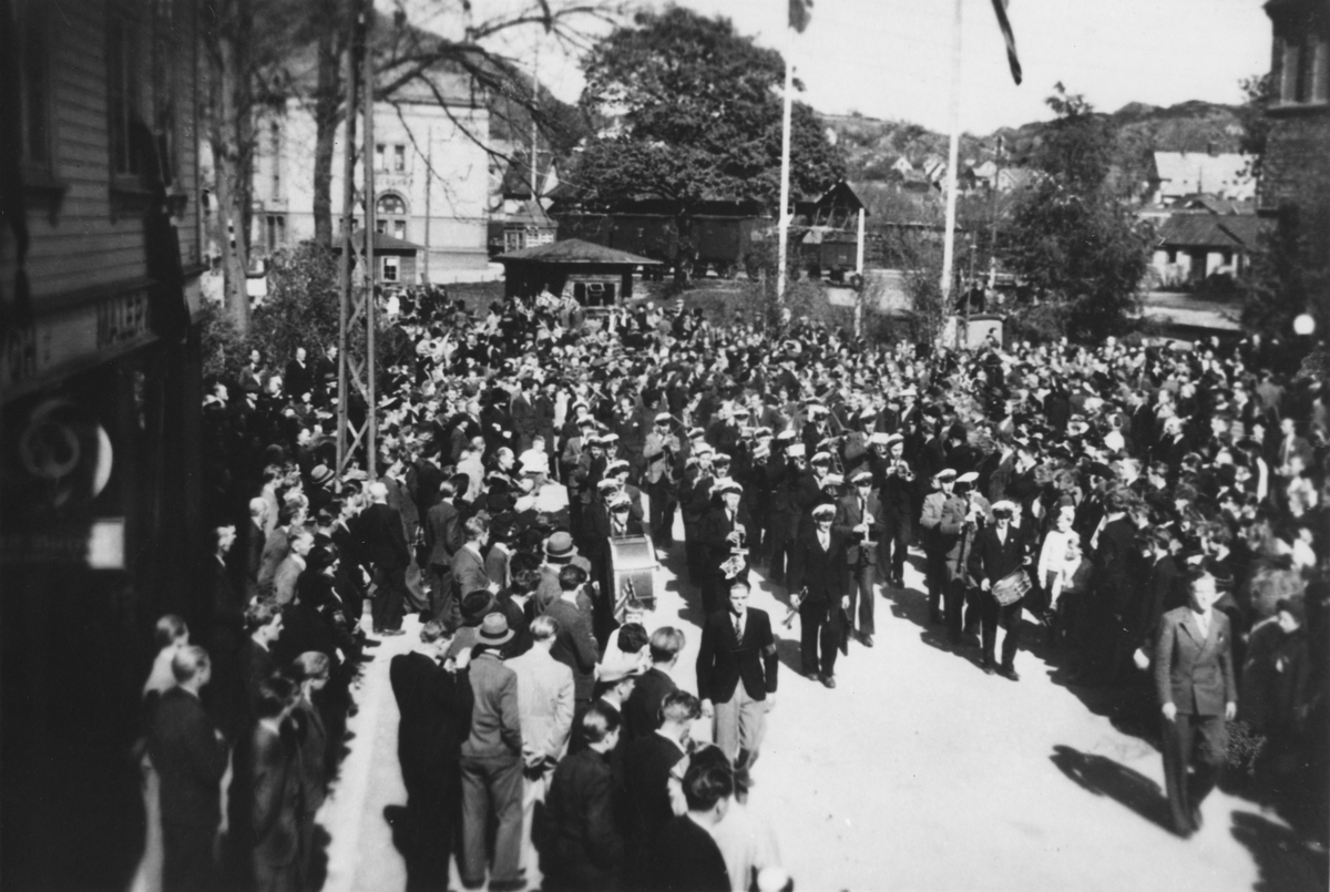 Fredstoget kommer inn på Torget, ca. kl. 14:30 (sommertid) 8. mai 1945.