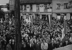 Folk hører på talen etter borgertoget, 17. mai 1945.