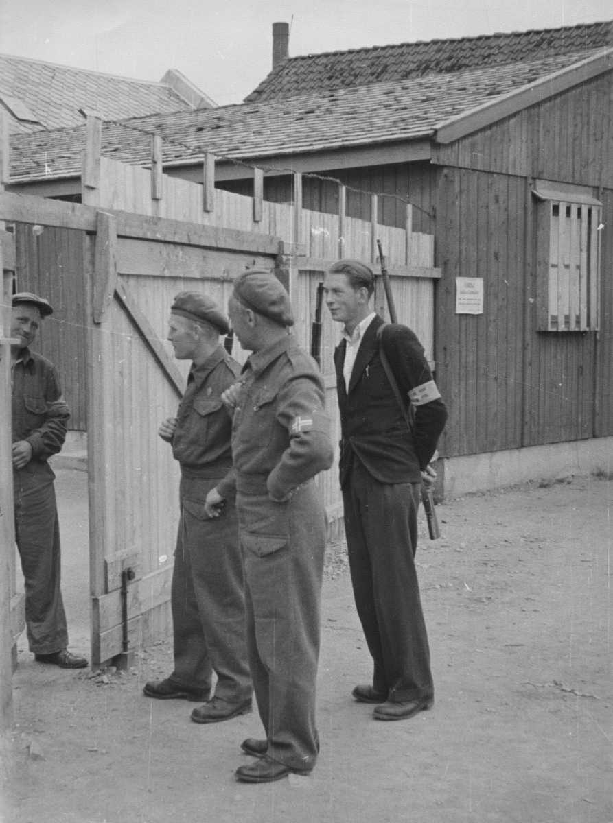 Vakt i Lerviken ved interneringsleiren for arresterte NS-folk, mai 1945.