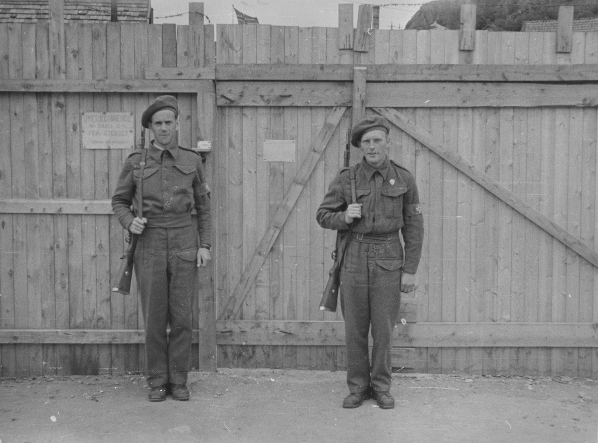 Arne Feyling og Arthur Andersen på vakt ved den provisoriske arresten i Lerviken, mai 1945.