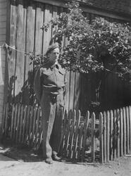Arne Feyling står i gården ved blåplommetreet i Elvegaten 9,